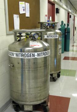Vacuum-insulated liquid nitrogen flasks in the corridor